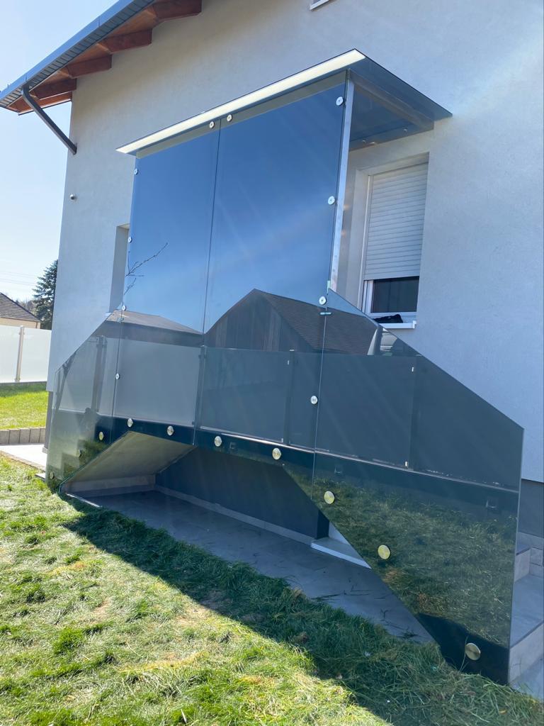 Absturzsicherung aus Glas am Balkon in Wien – SOS Glaserei