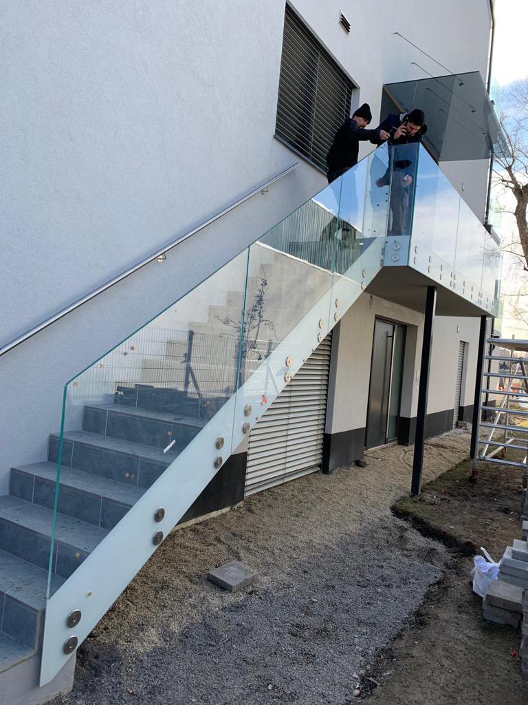 Außentreppe mit Glasgeländer in Wien – SOS Glaserei