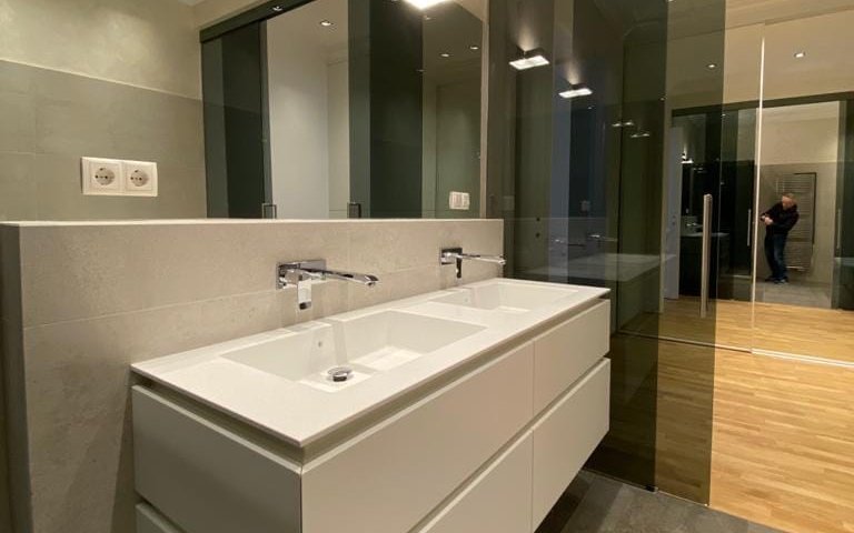 Echtglas-Duschwand neben dem Waschtisch im Badezimmer in Wien – SOS Glaserei