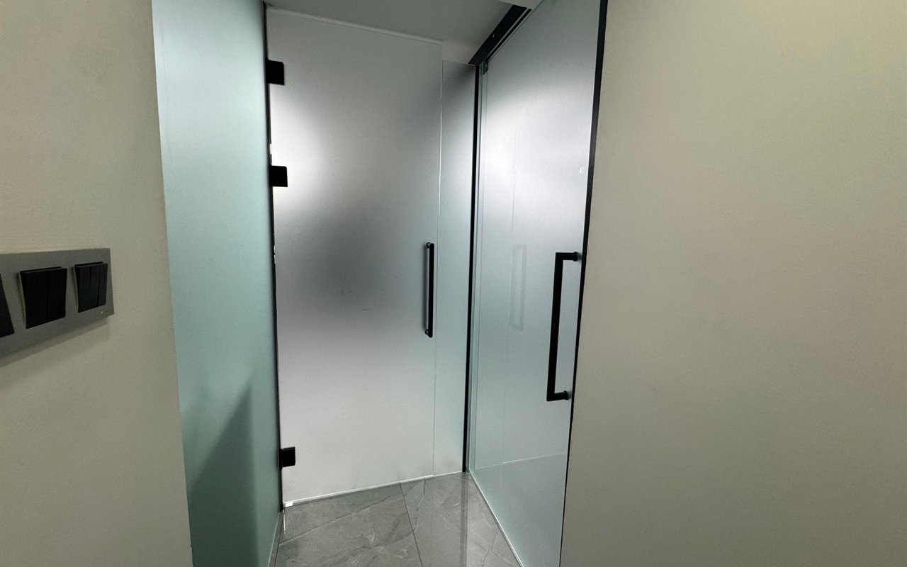 Satiniertes Glas als blickdichter Sichtschutz in Wien – SOS Glaserei