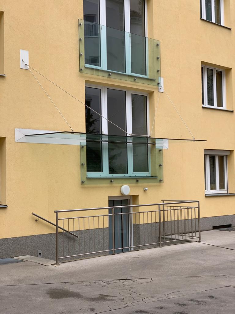 Eingangs-Glasvordach aus Sicherheitsglas in Wien – SOS Glaserei