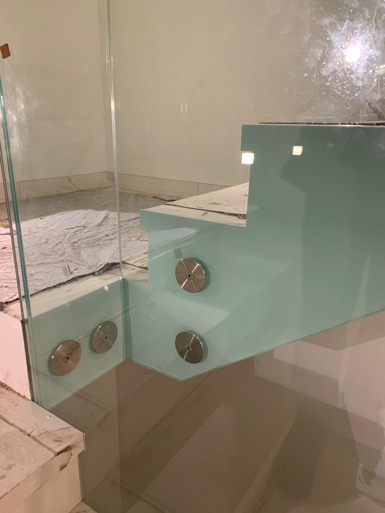 Punktgehaltenes Farbglas aus VSG im Detail in Wien – SOS Glaserei
