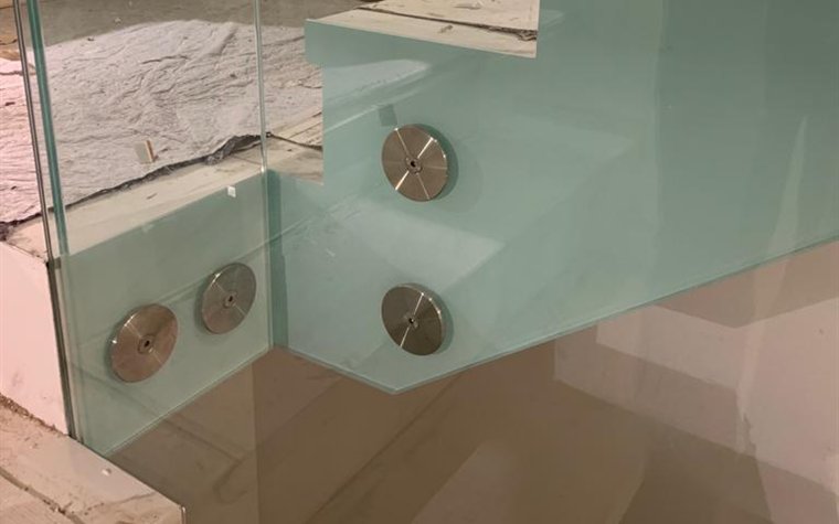 Mintgrünes VSG-Farbglas mit Edelstahl-Punkthaltern in Wien – SOS Glaserei