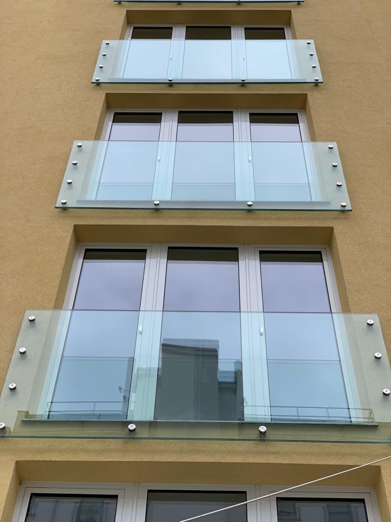 Französische Balkone mit Glasbrüstung an Fassade in Wien – SOS Glaserei