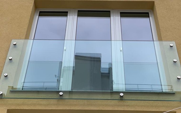 Französischer Balkon mit Glasbrüstung an der Fassade in Wien – SOS Glaserei
