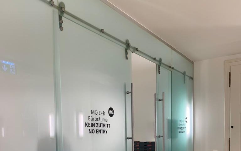 Ganzglas-Schiebetüranlage als Büroverglasung in Wien – SOS Glaserei