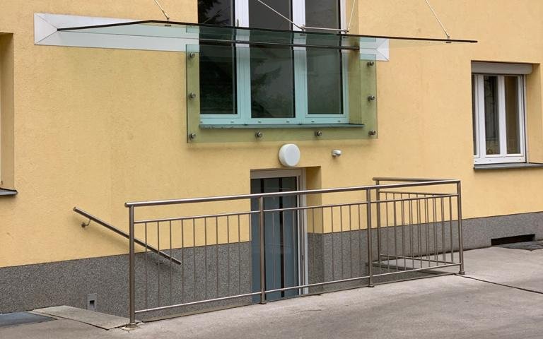 Eingangsbereich mit Glas-Vordach in Wien – SOS Glaserei