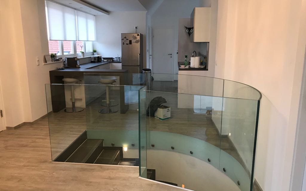 Gebogenes Glasgeländer im Innenausbau in Wien – SOS Glaserei