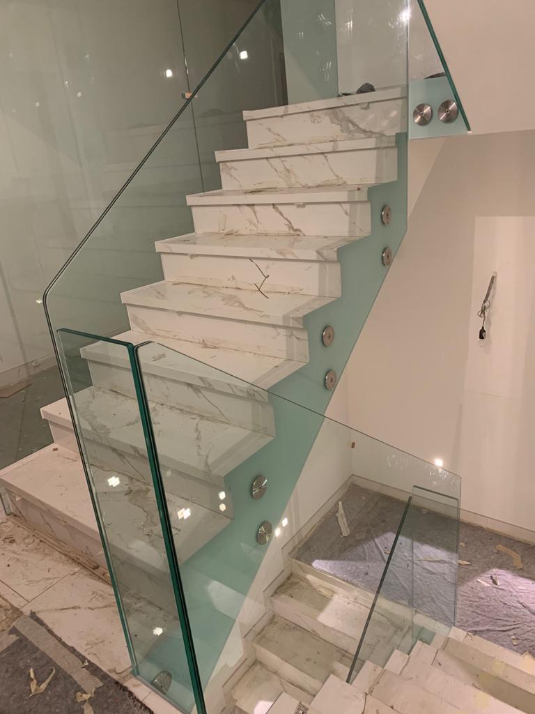 Freitragende Marmortreppe mit Glasgeländer in Wien – SOS Glaserei