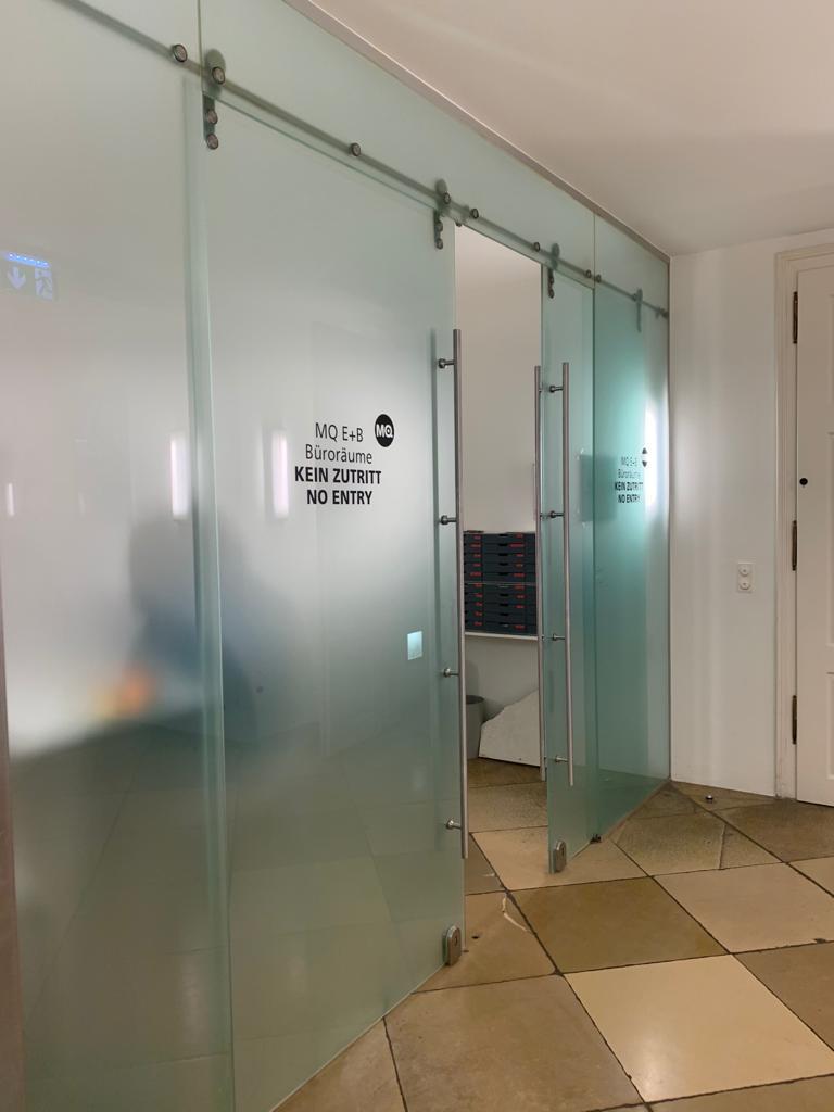 Gläserne Schiebetüren für Büroräume in Wien – SOS Glaserei