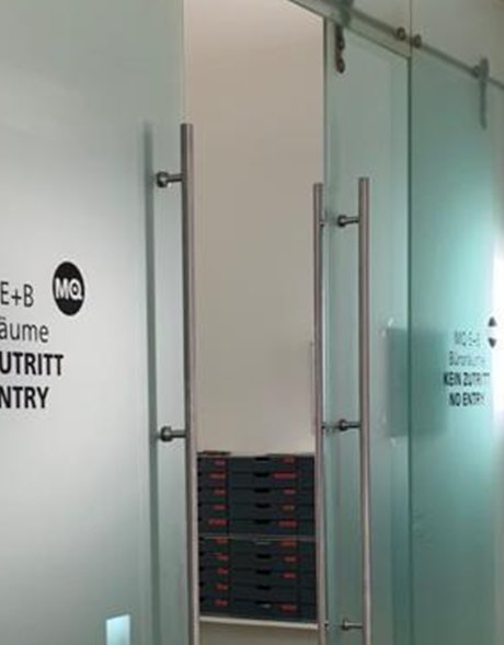 Glastür aus Sicherheitsglas für Büroräume in Wien – SOS Glaserei