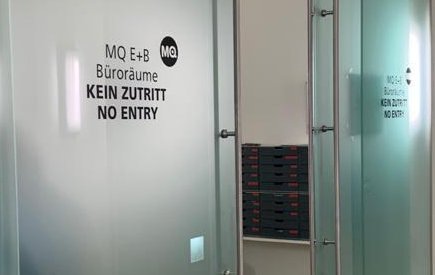 Satiniertes Sichtschutzglas an Glastür in Wien – SOS Glaserei