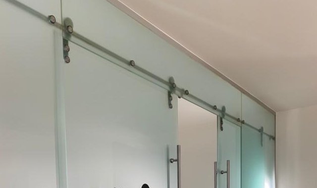 Gläserne Schiebetür für Büroräume in Wien – SOS Glaserei