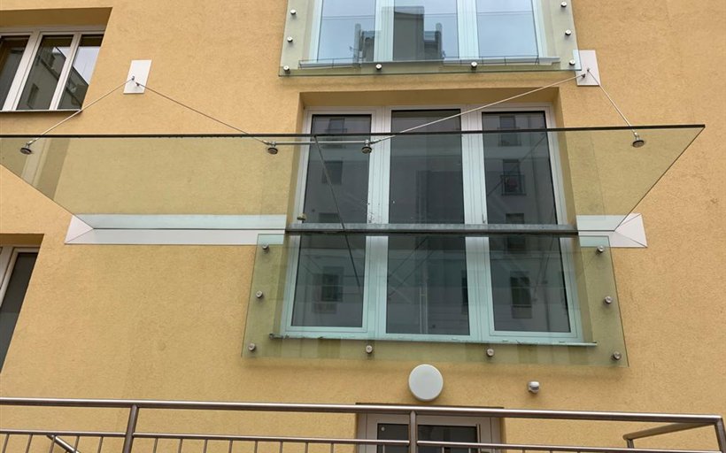Glas-Vordach mit Edelstahl-Abspannung in Wien – SOS Glaserei