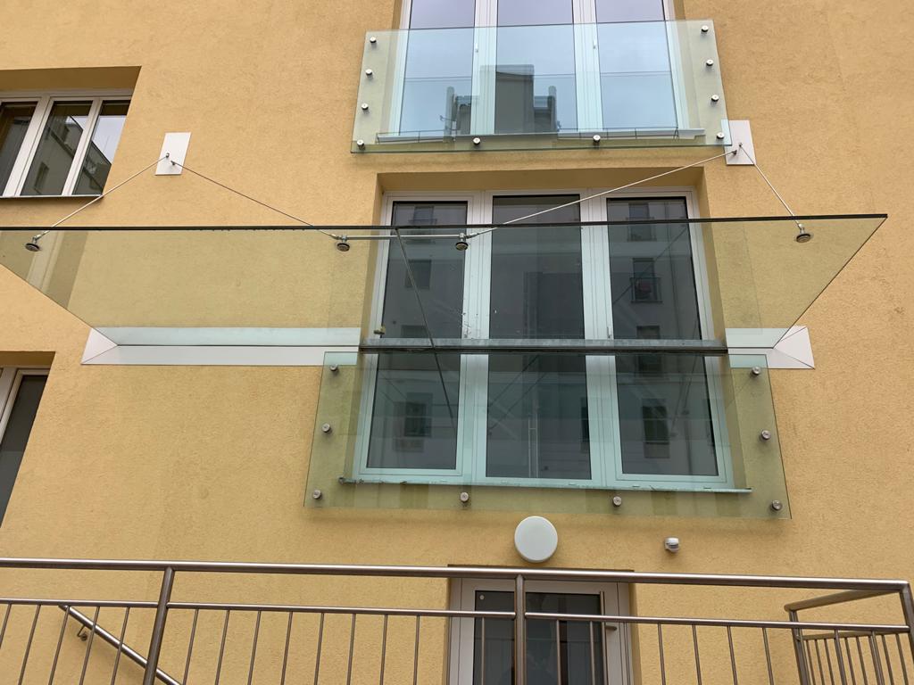 Glasvordach nach Maß mit Edelstahl-Abspannung in Wien – SOS Glaserei