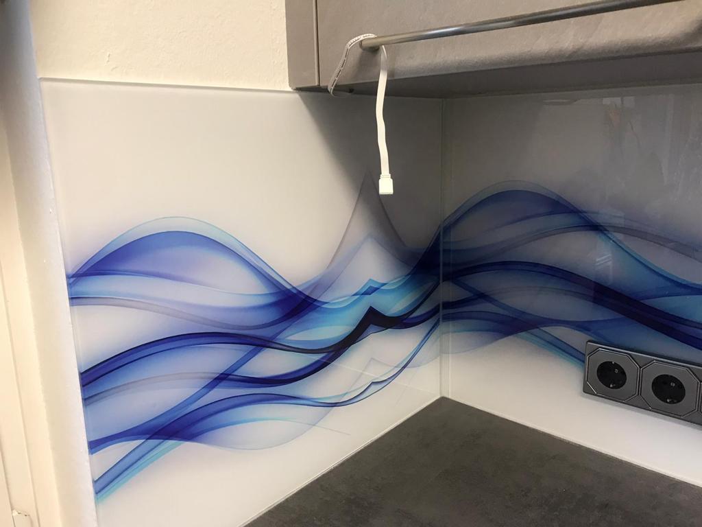 Küchenrückwand aus Glas über Eck in Wien – SOS Glaserei