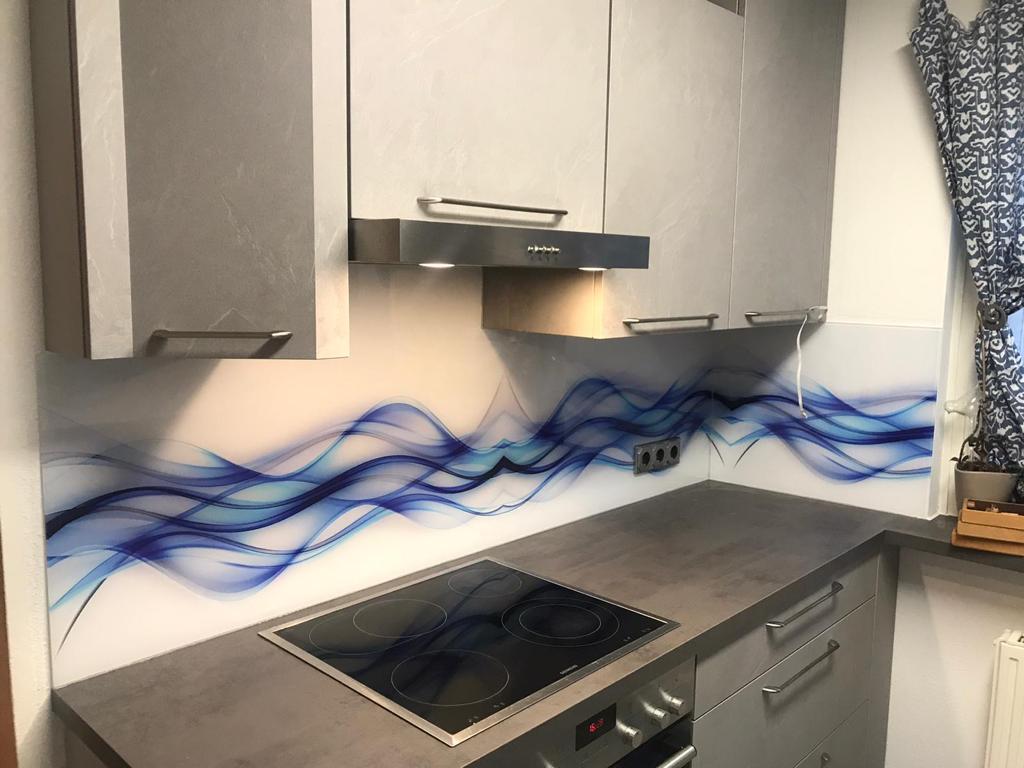 Küchenrückwand aus Glas mit Wellen-Motivdruck in Wien – SOS Glaserei