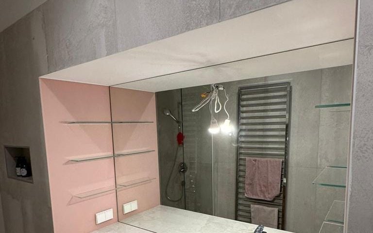 Maßgefertigter Badezimmer-Spiegel in Wien – SOS Glaserei